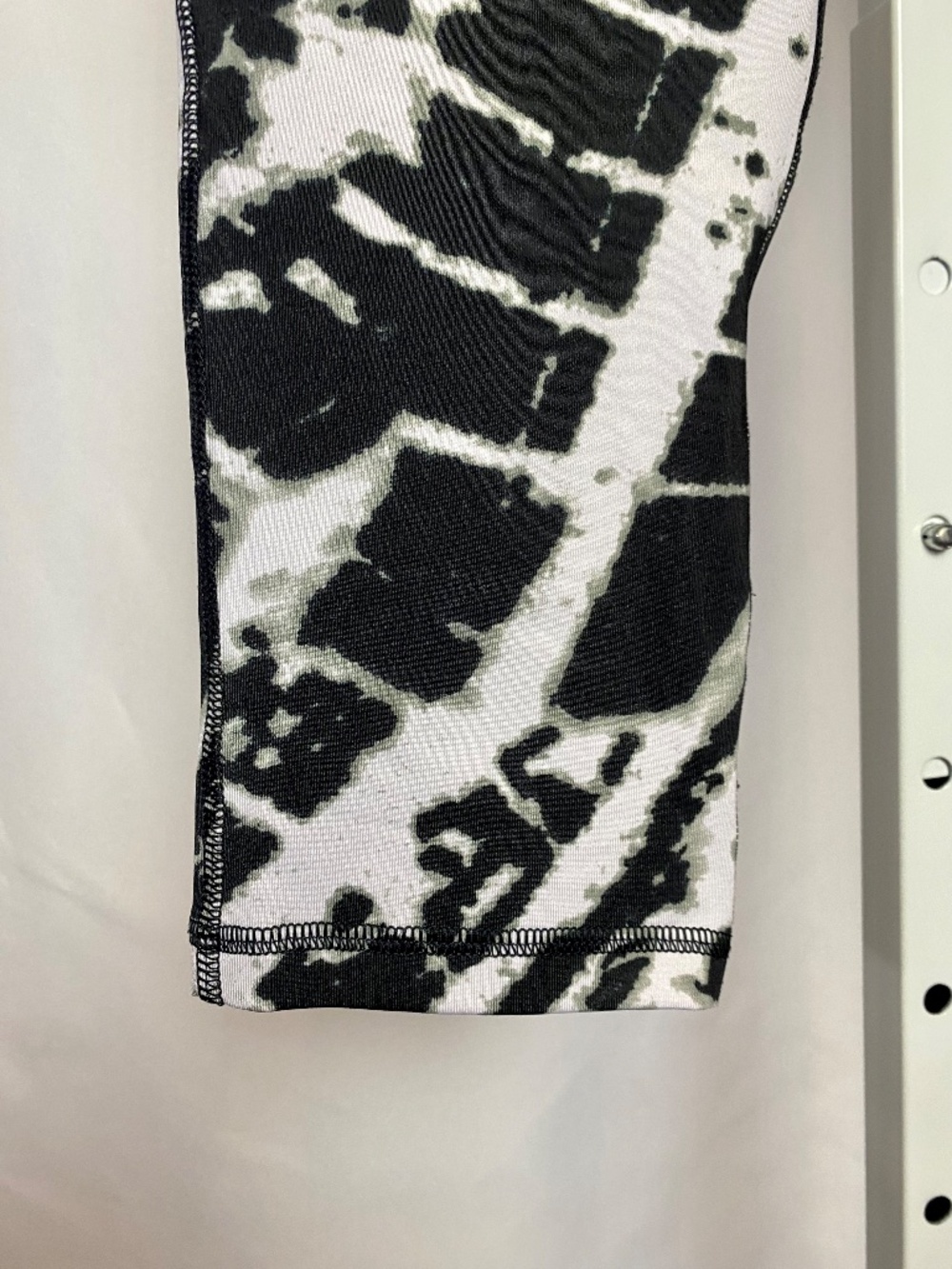 ABS Womenʻs Black & White Graphic Print 7/8 Length Style Yoga Pants Medium - Picture 4 of 8